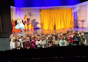 grupa Krasnoludki w teatrze