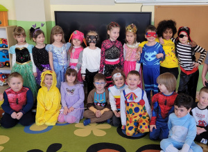 Dzieci w strojach karnawałowych pozują do zdjęcia