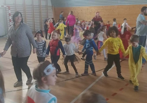 Dzieci z grupy Zajączki tańczą w kole.