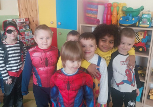 Grupa chłopców z grupy Zajączki pozuje w klasie do wspólnego zdjęcia.