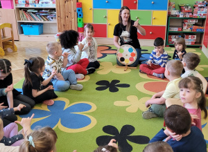 Dzieci pokazują kolor żółty za pomocą języka migowego.