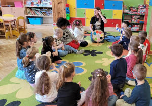 Dzieci wspólnie z nauczycielem pokazują za pomocą gestu kolor różowy.