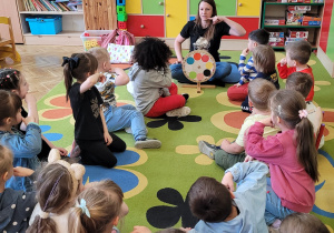 Dzieci za pomocą języka migowego pokazują kolor czerwony.