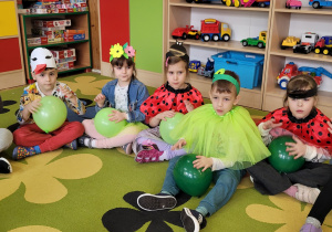 Dzieci wygrywają rytm do piosenki "Kropelki spadają" na bębenkach z balonów.