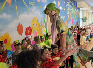 Pani Dyrektor pokazuje dzieciom marzannę.