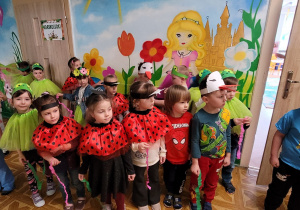 Dzieci z grupy Zajączki czekają na holu, żeby z bliska zobaczyć marzannę.