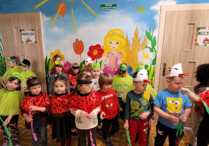 Grupa Zajączków śpiewa piosenkę "W marcu jak w garncu"