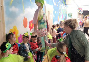 Pani Dyrektor pokazuje dzieciom z bliska marzannę.