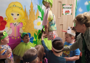 Dzieci z grupy Zajączków witają się z marzanną.