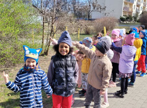 Dzieci z grupy Zajączki poszukują oznak wiosny na spacerze.