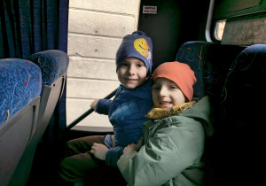 W autokarze w drodze na przedstawienie pt „Wielka draka w Prosiaczkowie” w Teatrze Piccolo