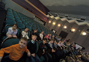 W tetarze na przedstawieniu pt. „Wielka draka w Prosiaczkowie” w Teatrze Piccolo