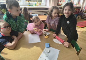 Wałkujemy masę ceramiczną na ozdoby wielkanocne
