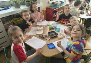 Malowanie pisanek- świąteczne zajęcia