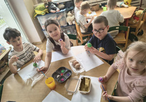 Malowanie pisanek- świąteczne zajęcia