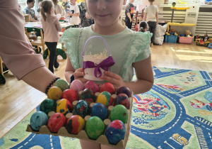 Malowanie pisanek- świąteczne zajęcia