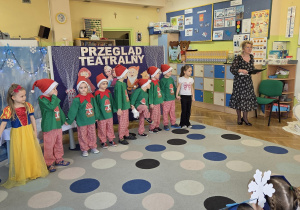 Przegląd teatralny, dzieci przedstawiające bajkę" Królewna Śnieżka i siedem krasnolódków"