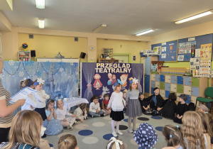 Przegląd teatralny, dzieci przedstawiające bajkę"Krolowa Śniegu"
