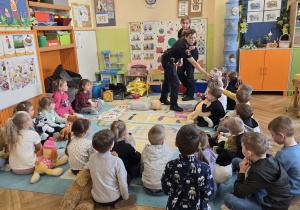 Warsztaty edukacyjne zorganizowane przez funkcjonariuszy Straży Miejskiej. Zajęcia dotyczyły udzielania pierwszej pomocy,