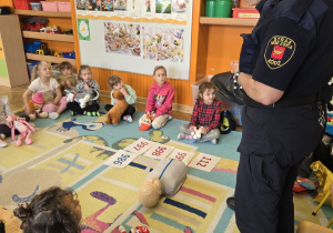 Warsztaty edukacyjne zorganizowane przez funkcjonariuszy Straży Miejskiej. Zajęcia dotyczyły udzielania pierwszej pomocy,