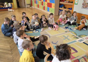 Warsztaty edukacyjne zorganizowane przez funkcjonariuszy Straży Miejskiej. Zajęcia dotyczyły udzielania pierwszej pomocy,