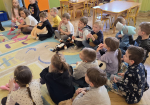 Warsztaty edukacyjne zorganizowane przez funkcjonariuszy Straży Miejskiej. Zajęcia dotyczyły udzielania pierwszej pomocy,