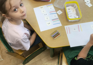 Dzieci z grupy Jagód ćwiczą umiejętności dodawania