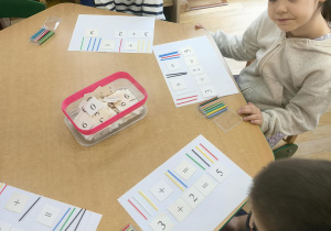 Dzieci z grupy Jagód ćwiczą umiejętności dodawania