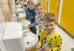 Dzieci myjące ząbki po spaniu w przedszkolu