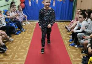 "Rewia mody piżamowej", chłopieć prezentujący swój strój