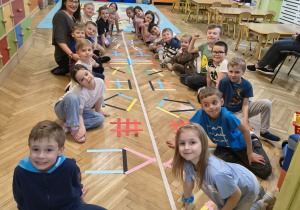 Dzieci pracują w parach, jedno z nich układa określony wzór z kolorowych pasków, a zadaniem drugiego jest odwzorowanie tego układu. Po wykonaniu zadania dzieci zamieniają się rolami