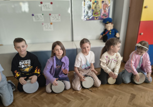 Dzieci grające na bębnach