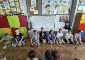 Dzieci grające na bębnach