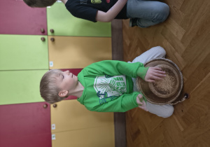 Chłopiec grający na bębnie afrykańskim