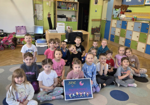 zdjęcie grupowe dzieci z napisem "Noc w przedszkolu"