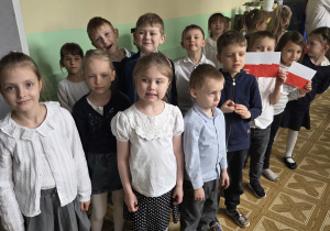 Dzieci podczas apelu majowego