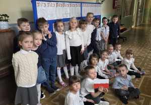 Grupowe zdjęcie dzieci podczas majowego apelu, dzieci ubrane odświętnie, na galowo
