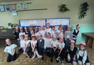 Grupowe zdjęcie dzieci ubranych na galowo