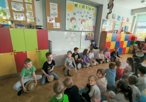 dzieci grające na bębnach