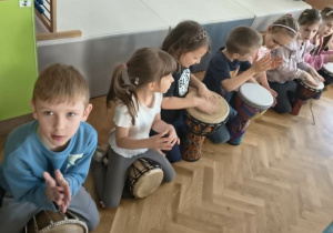 dzieci grające na bębnach