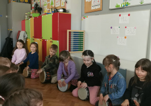dzieci grające na bębnach