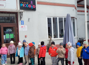 Dzieci przed Teatrem Piccolo