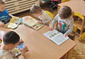 Dzieci oglądają książki