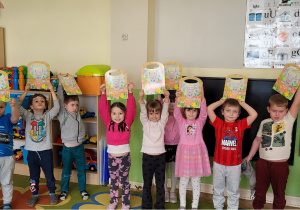 Dzieci z książkami, które otrzymały w prezencie