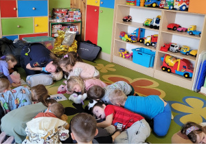 Dzieci uczą się udzielać pierwszej pomocy.