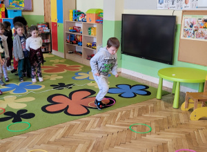 Dzieci biorą udział w zawodach sportowych.