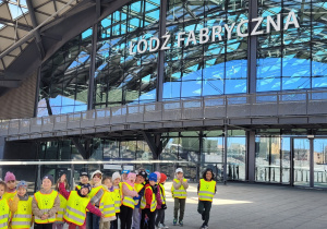 Zdjęcie grupowe przed dworcem Łódź Fabryczna.