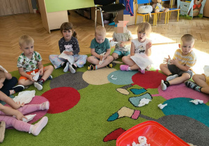 grupa Krasnoludki uczy się wycierać ręce