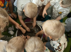 Czyste ręce - nauka przez zabawę. Doświadczenie: Mydło odpycha brud.