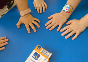 przyklejamy plasterki
